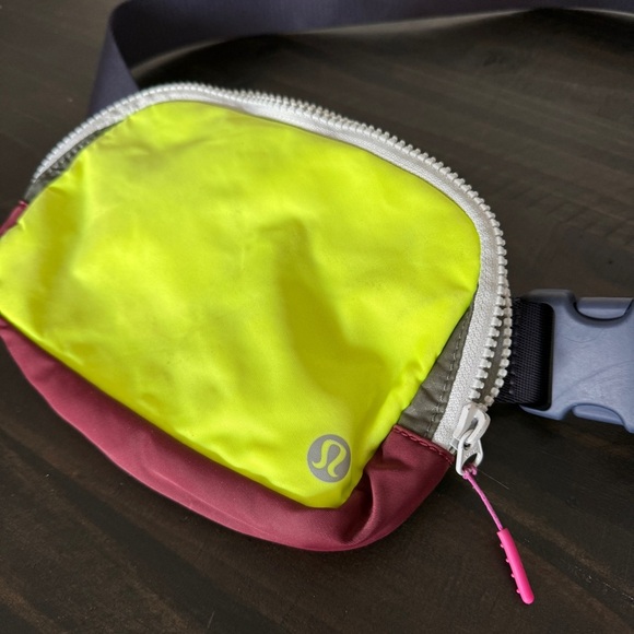 Lululemon Everywhere Belt Bag 1L Fluorescent Green Neon Lime Rare Activewear - Picture 2 of 6